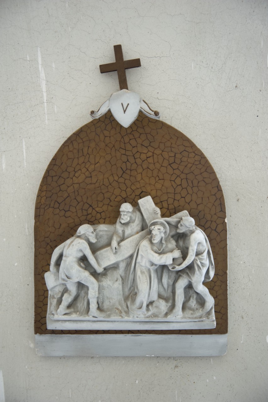 stazione V: Gesù aiutato da Simone il Cireneo a portare la croce (rilievo, elemento d'insieme) - ambito piemontese (prima metà sec. XX)