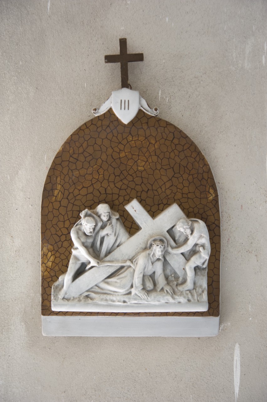 stazione III: Gesù cade sotto la croce la prima volta (rilievo, elemento d'insieme) - ambito piemontese (prima metà sec. XX)