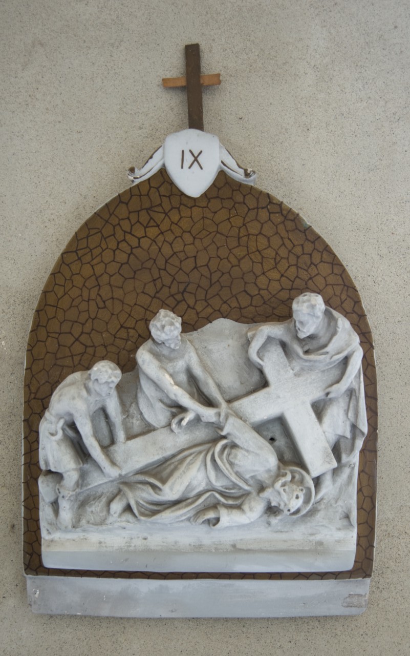 stazione IX: Gesù cade sotto la croce la terza volta (rilievo, elemento d'insieme) - ambito piemontese (prima metà sec. XX)