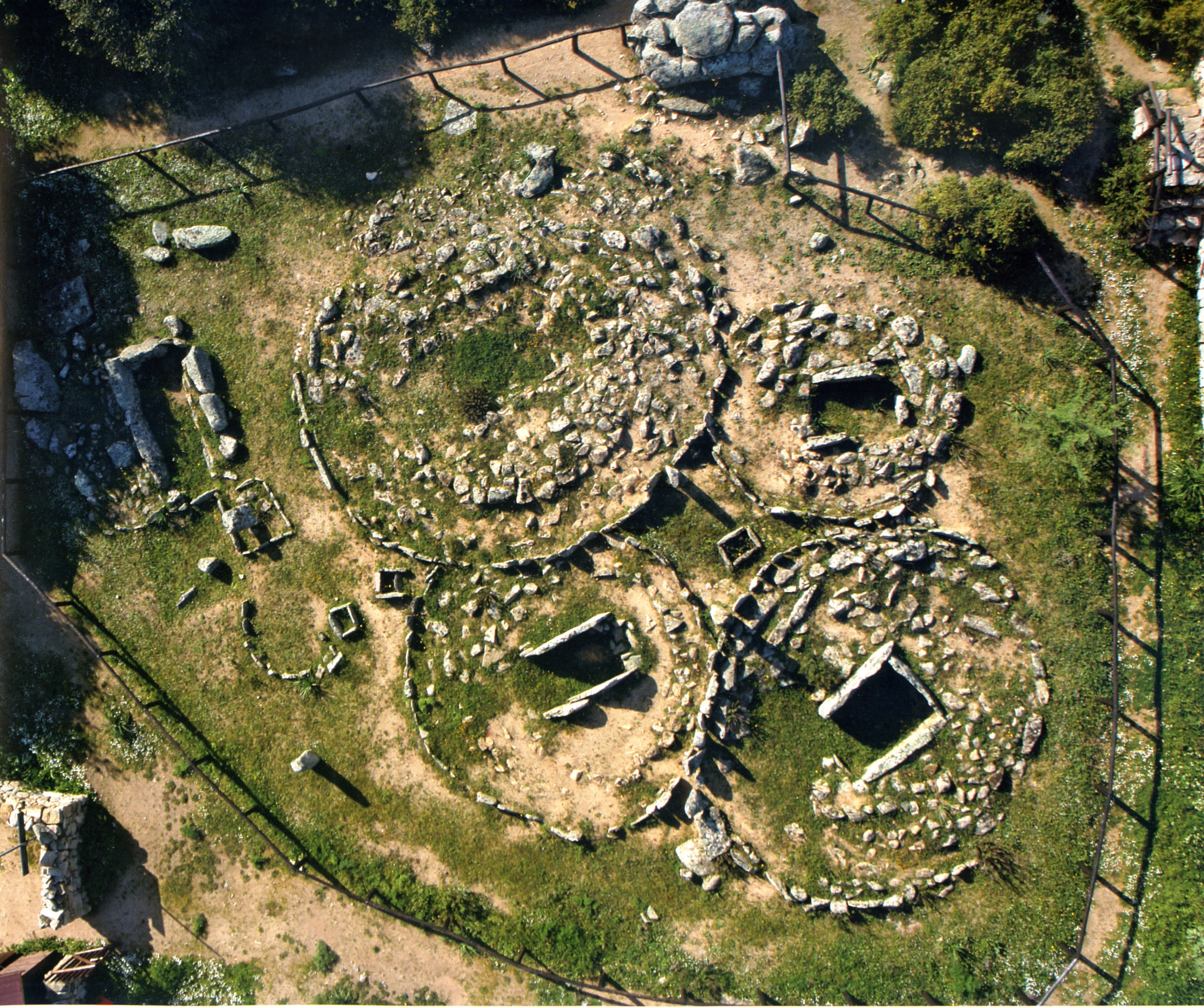 Li Muri (area ad uso funerario, necropoli) - Arzachena (SS)  (prima metà IV millennio a.C)