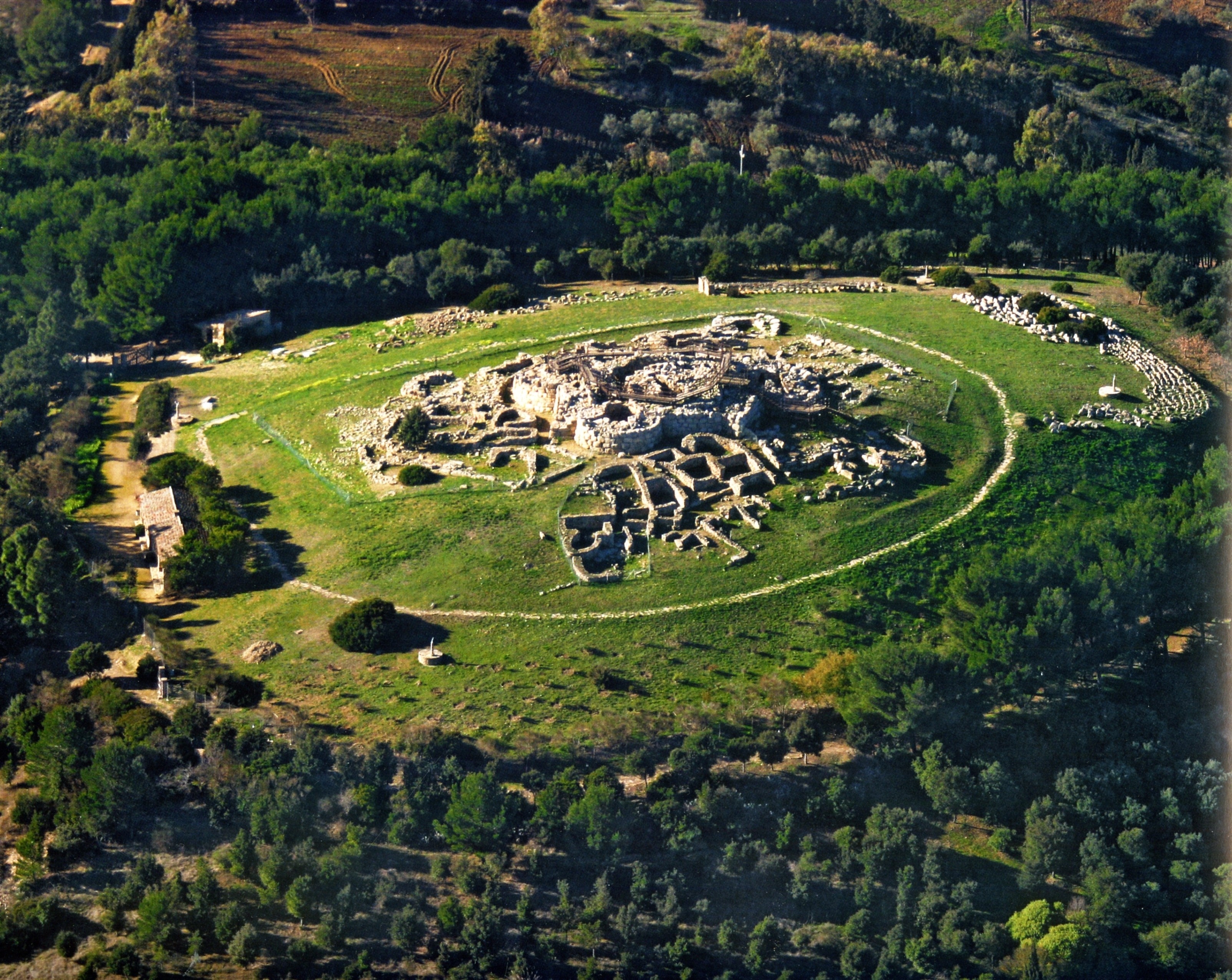 Nuraghe Genna Maria (insediamento, villaggio nuragico) - Villanovaforru (CA)  (Età media del bronzo/ Alto Medioevo)