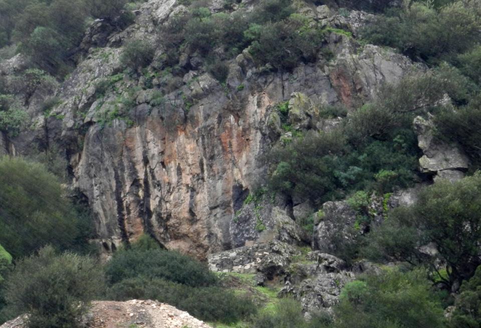 Grotta di Monte Meana (area ad uso funerario, sepolcreto rupestre) - Santadi (CA)  (Neolitico medio/ Età media del bronzo)
