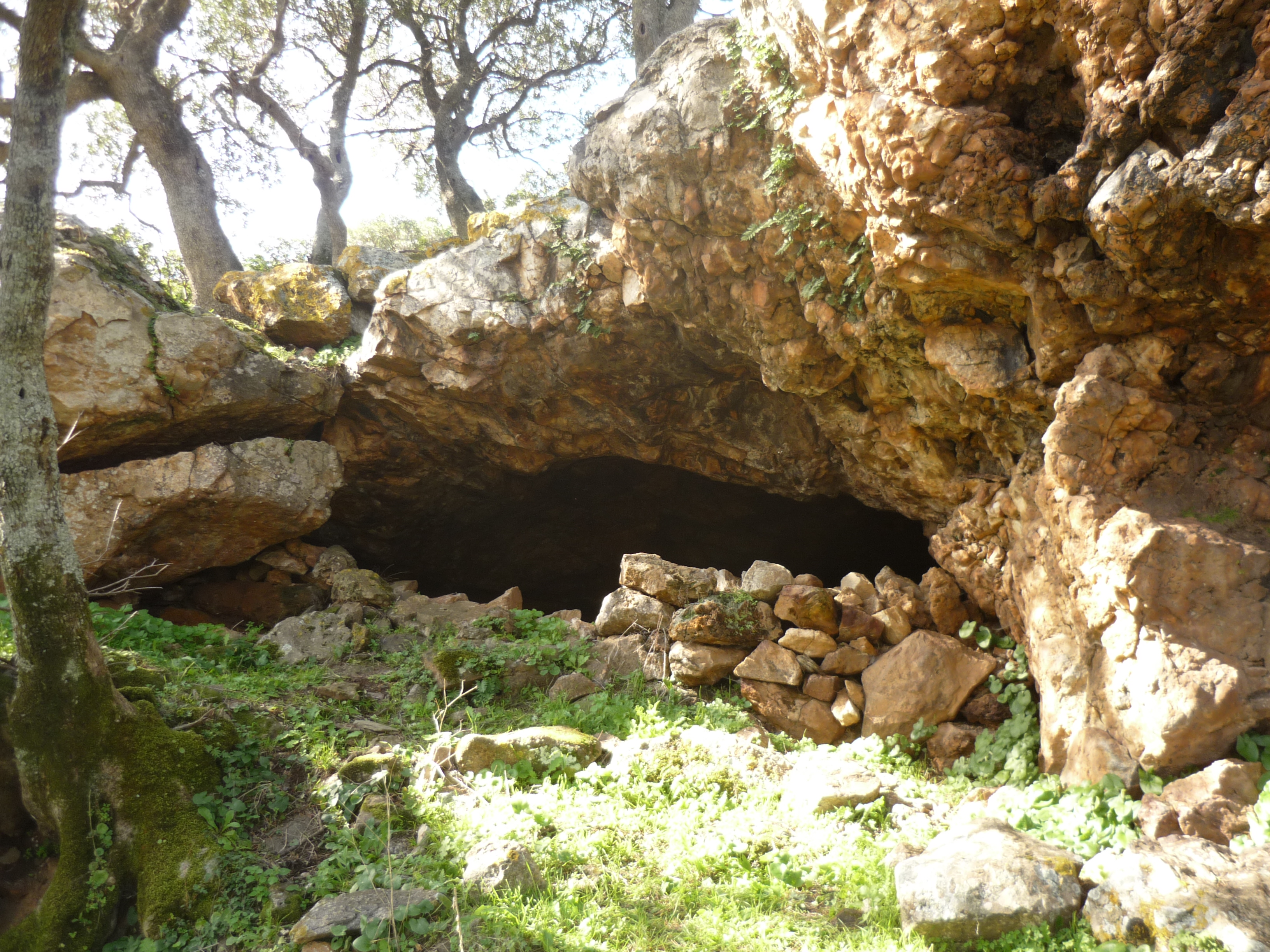 Grotta di S'Oreri (area ad uso funerario, sepolcreto rupestre) - Fluminimaggiore (CA)  (Eta' antica del bronzo)