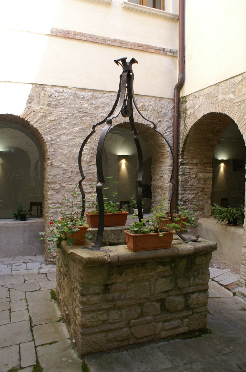 pozzo - bottega Italia centro-meridionale (sec. XVIII)