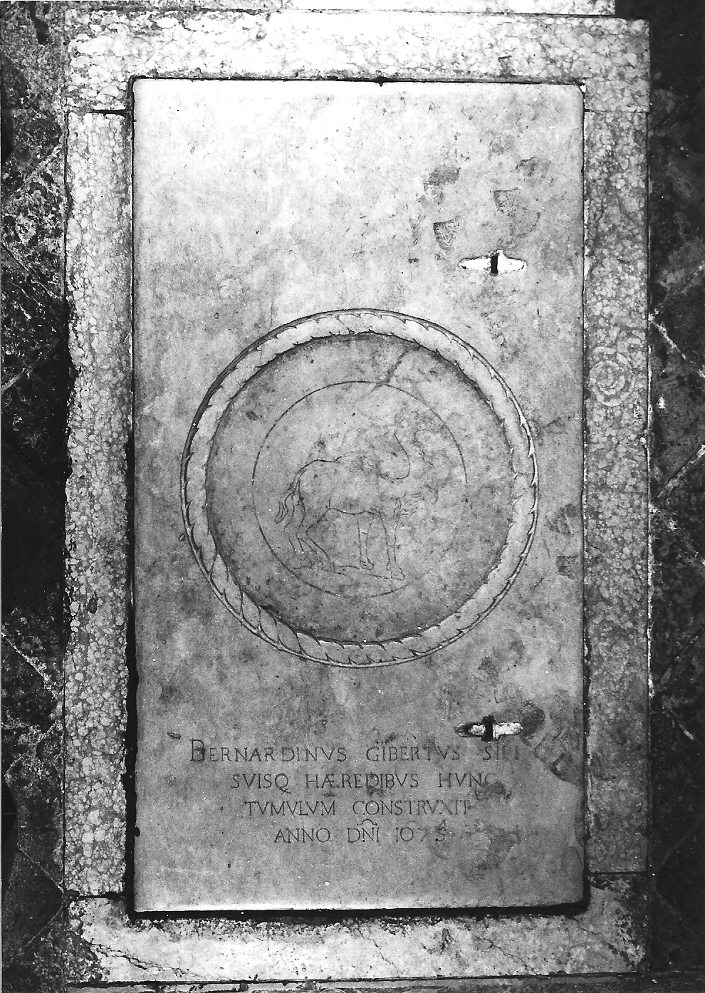 lapide tombale, opera isolata - bottega ferrarese (sec. XVII)