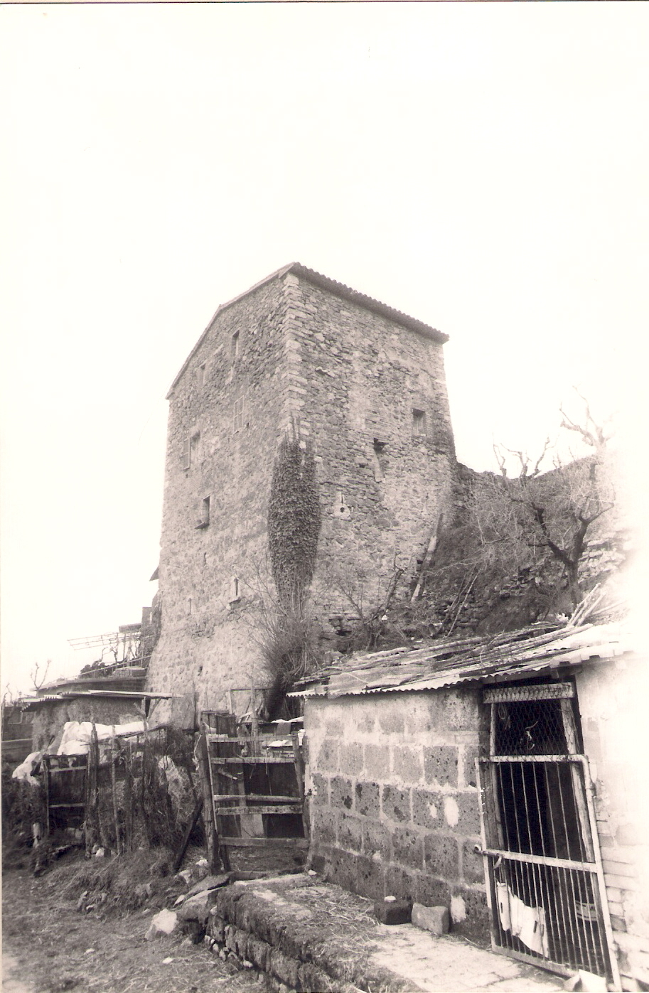 Torre ubicata sul lato delle mura castellane di saragano (torre) - Gualdo Cattaneo (PG)  (XIII)