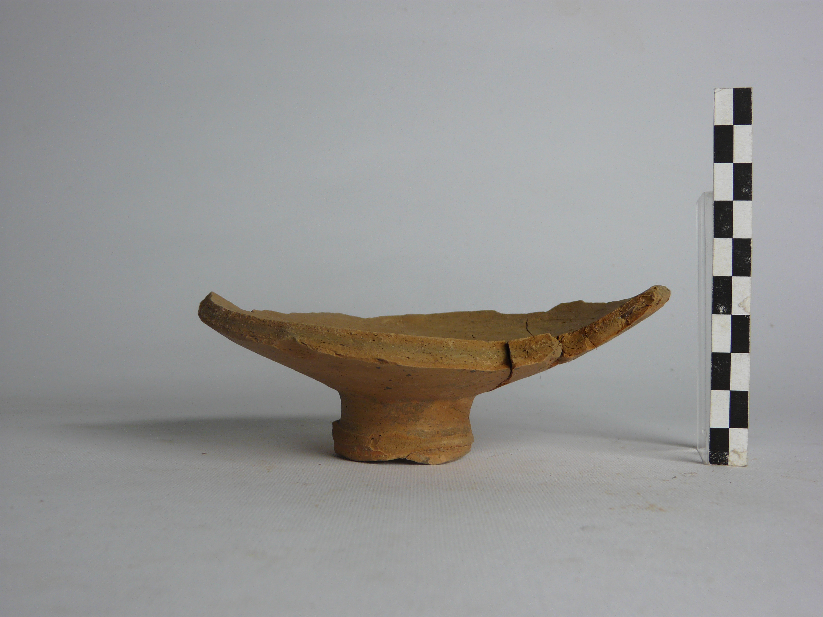 coppa su piede (fine VII a.C)