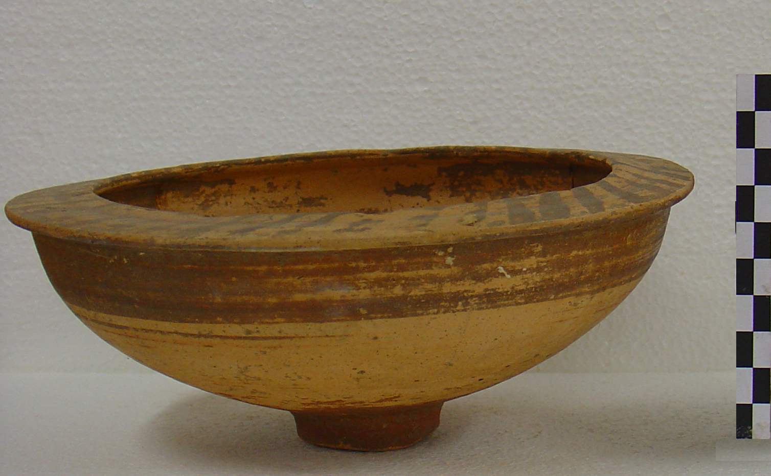 coppa su piede (fine VII a.C)