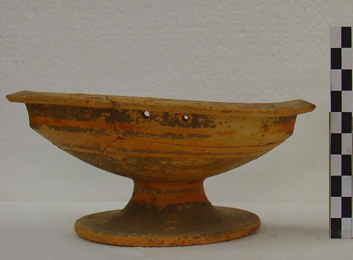 coppa su piede (inizio VI a.C)