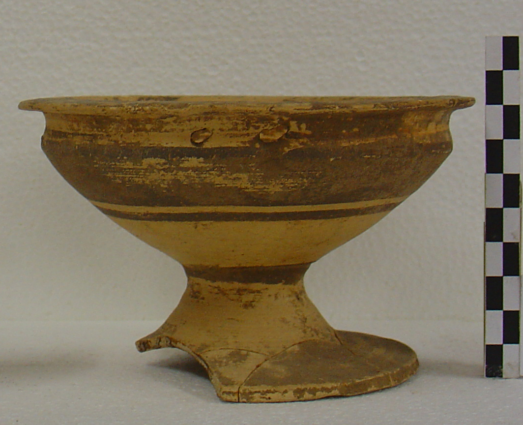 coppa su piede (inizio VI a.C)