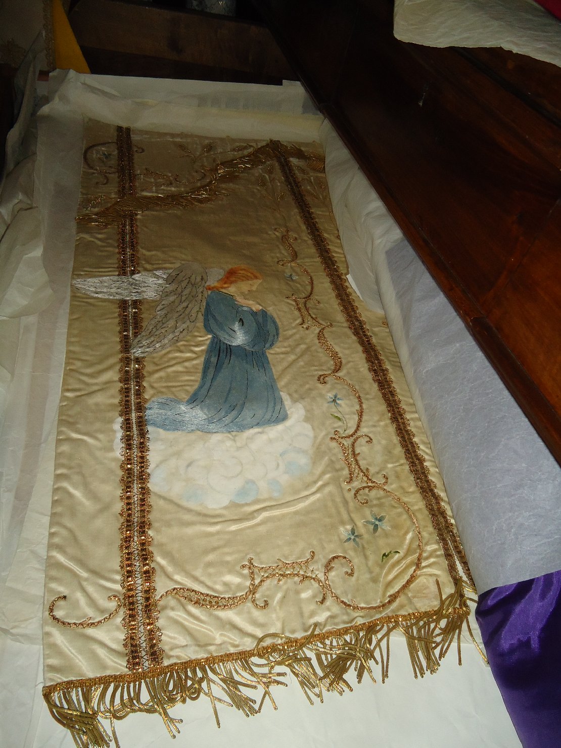 angeli in preghiera (conopeo di tabernacolo) - manifattura sarda (prima metà sec. XX)