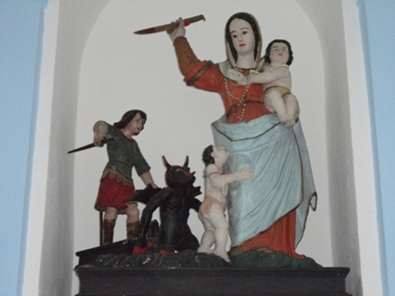 Madonna della Difesa, Madonna con Bambino e altri personaggi (gruppo scultoreo) - bottega sarda (seconda metà sec. XVII)
