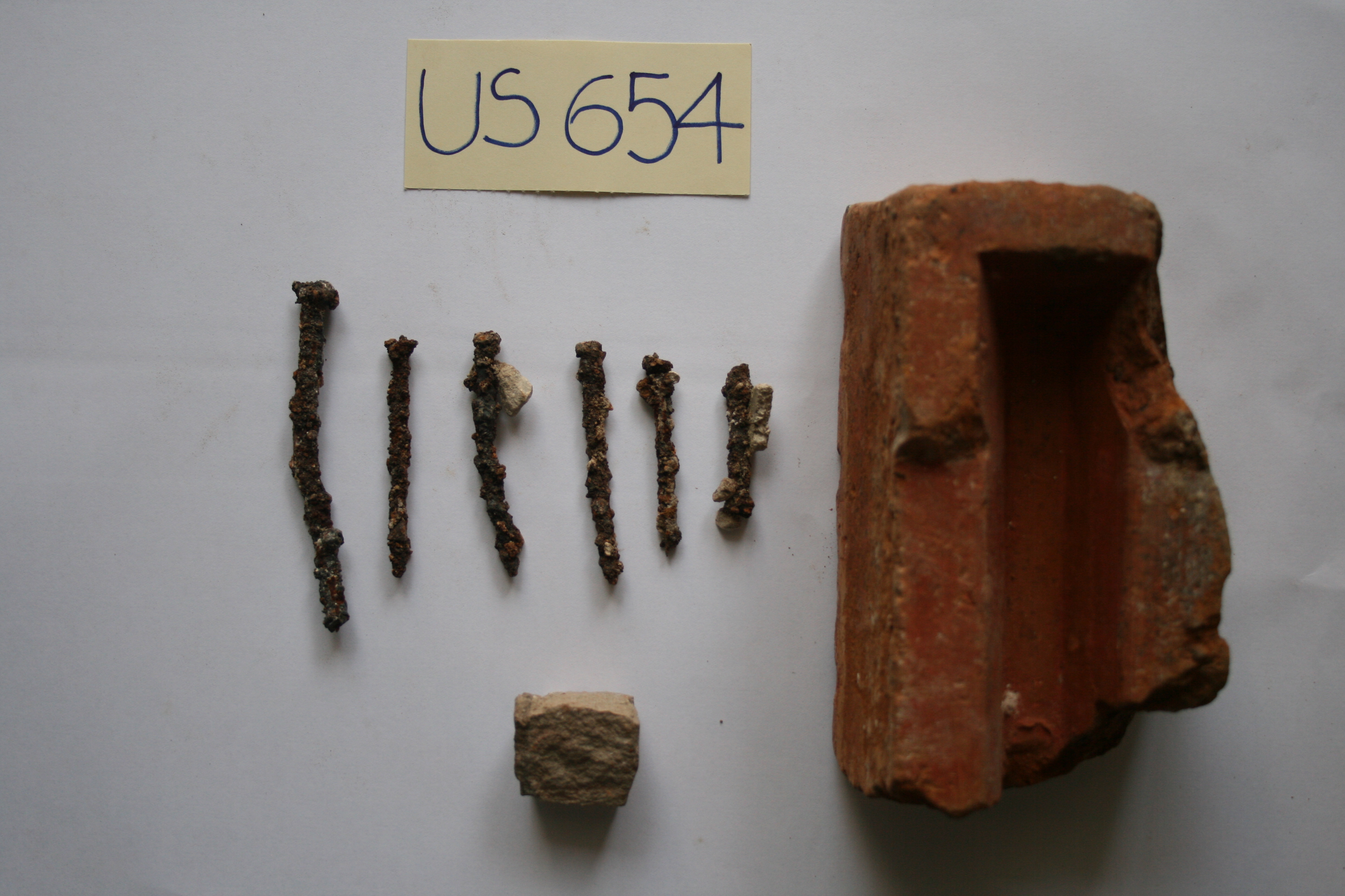 materiale proveniente da Unità Stratigrafica (materiale di rivestimento, materiale lapideo, metallo) (limiti cronologici non precisabili)
