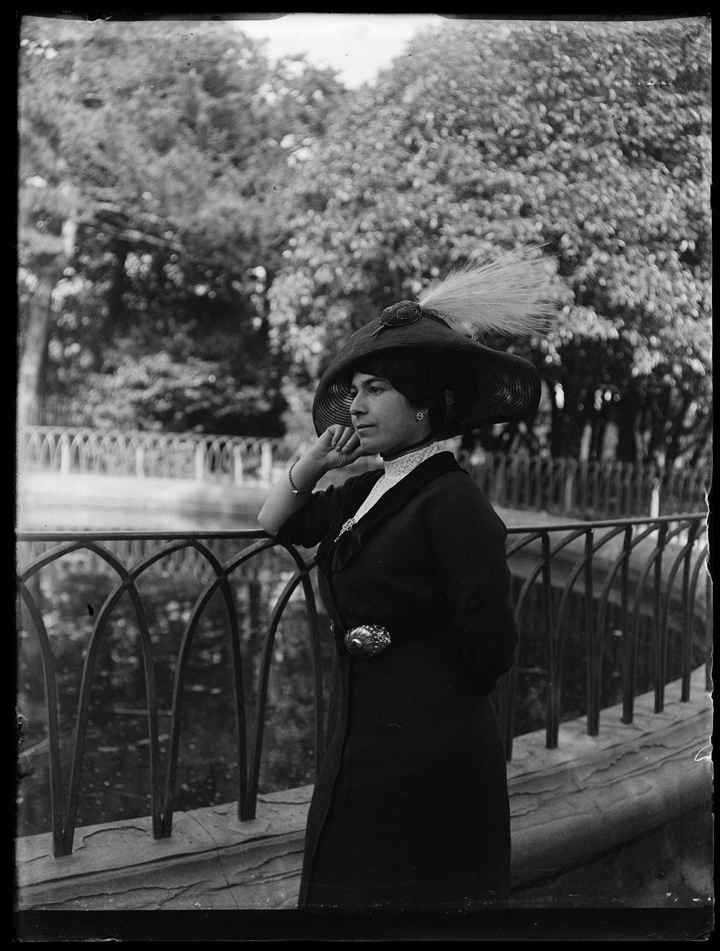 L1977 (negativo) di studio di vetrate artistiche Moretti-Caselli (fine/ inizio XX/ XXI)