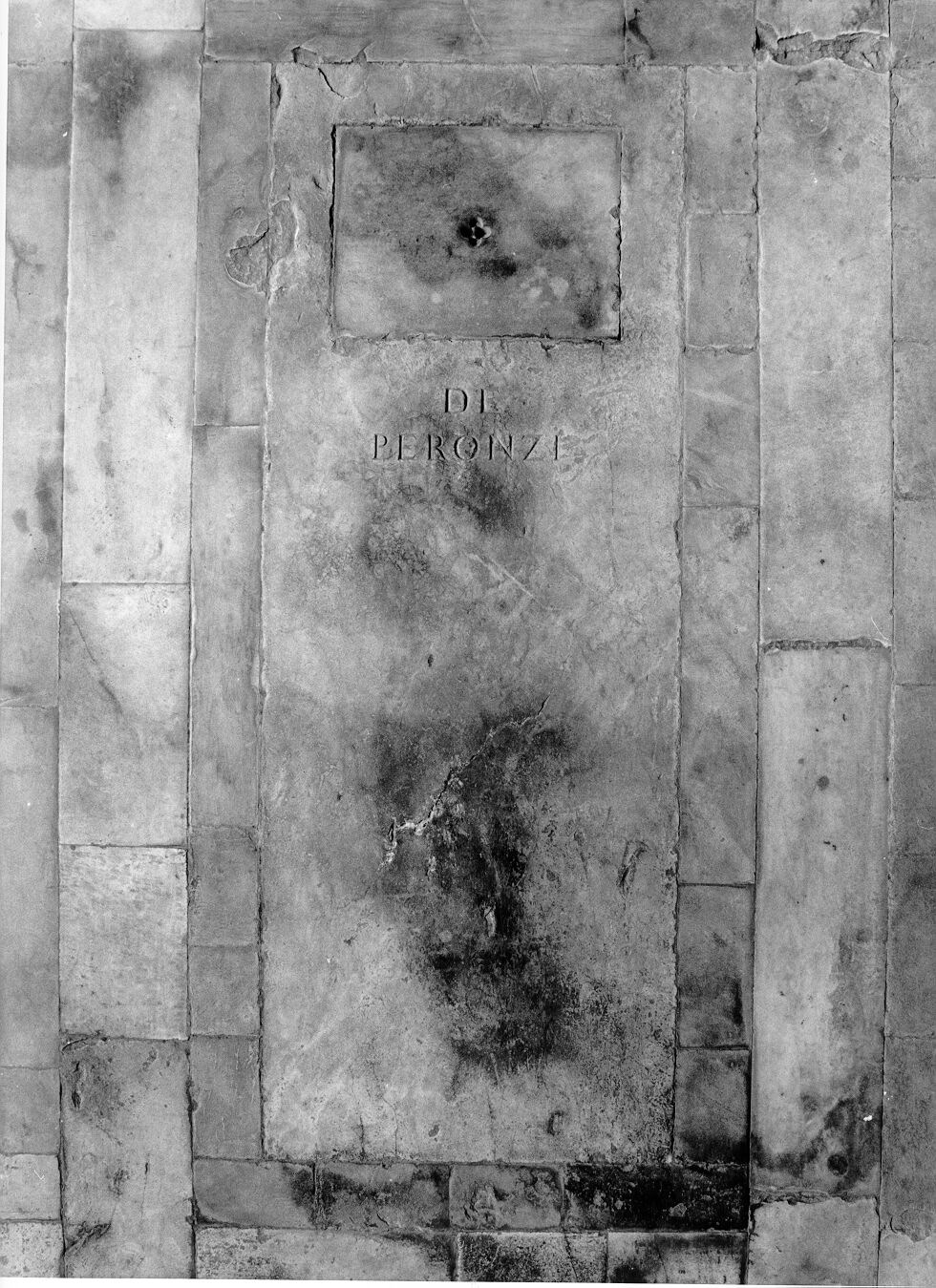 Famiglia De Peronzi (lastra tombale) - bottega pisana (sec. XVII)