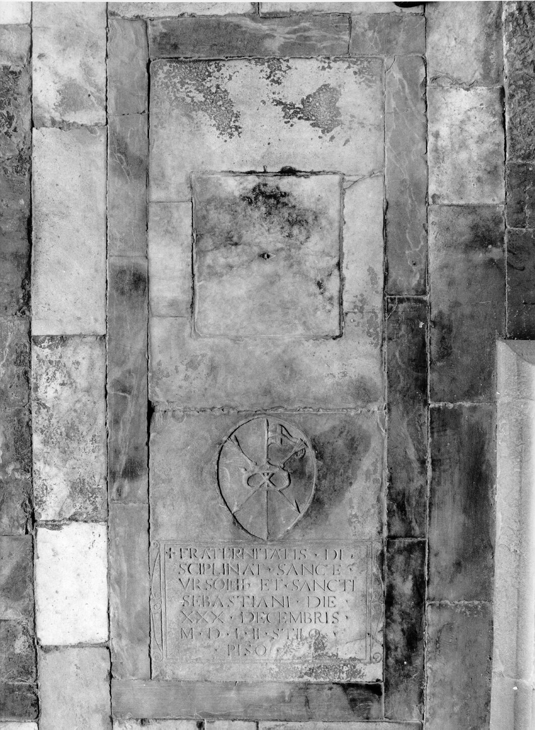 Confraternita di Sant'Orsola e di San Sebastiano (lastra tombale) - bottega pisana (sec. XVI)