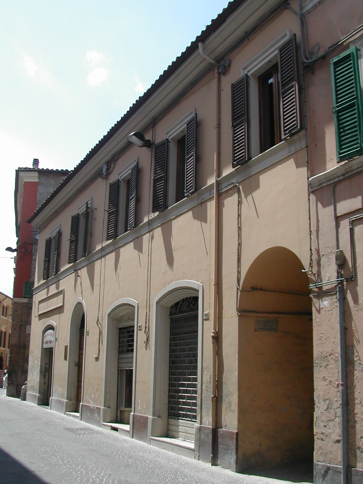 Palazzo con volto in Via Cialdini, 104 (palazzo, di appartamenti) - Fabriano (AN) 
