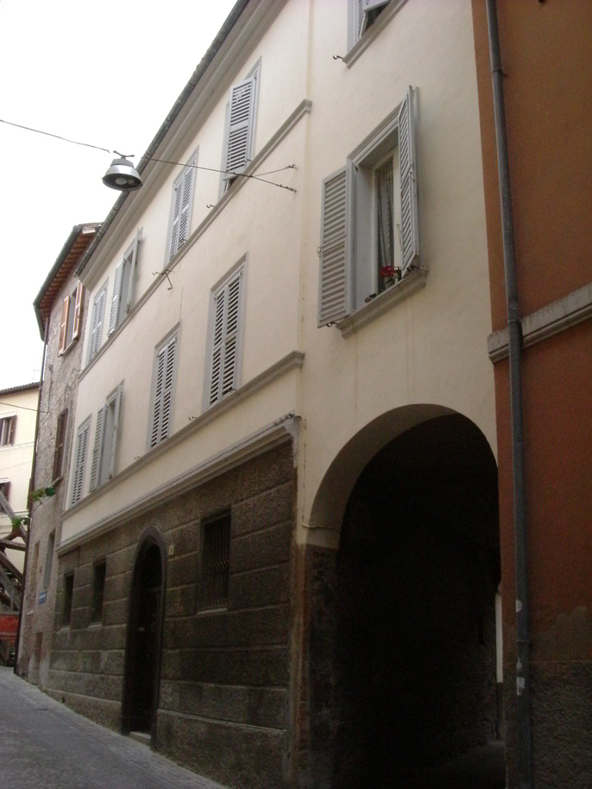 Palazzo con volto in Via Leopardi, 20 (palazzo, di appartamenti) - Fabriano (AN) 