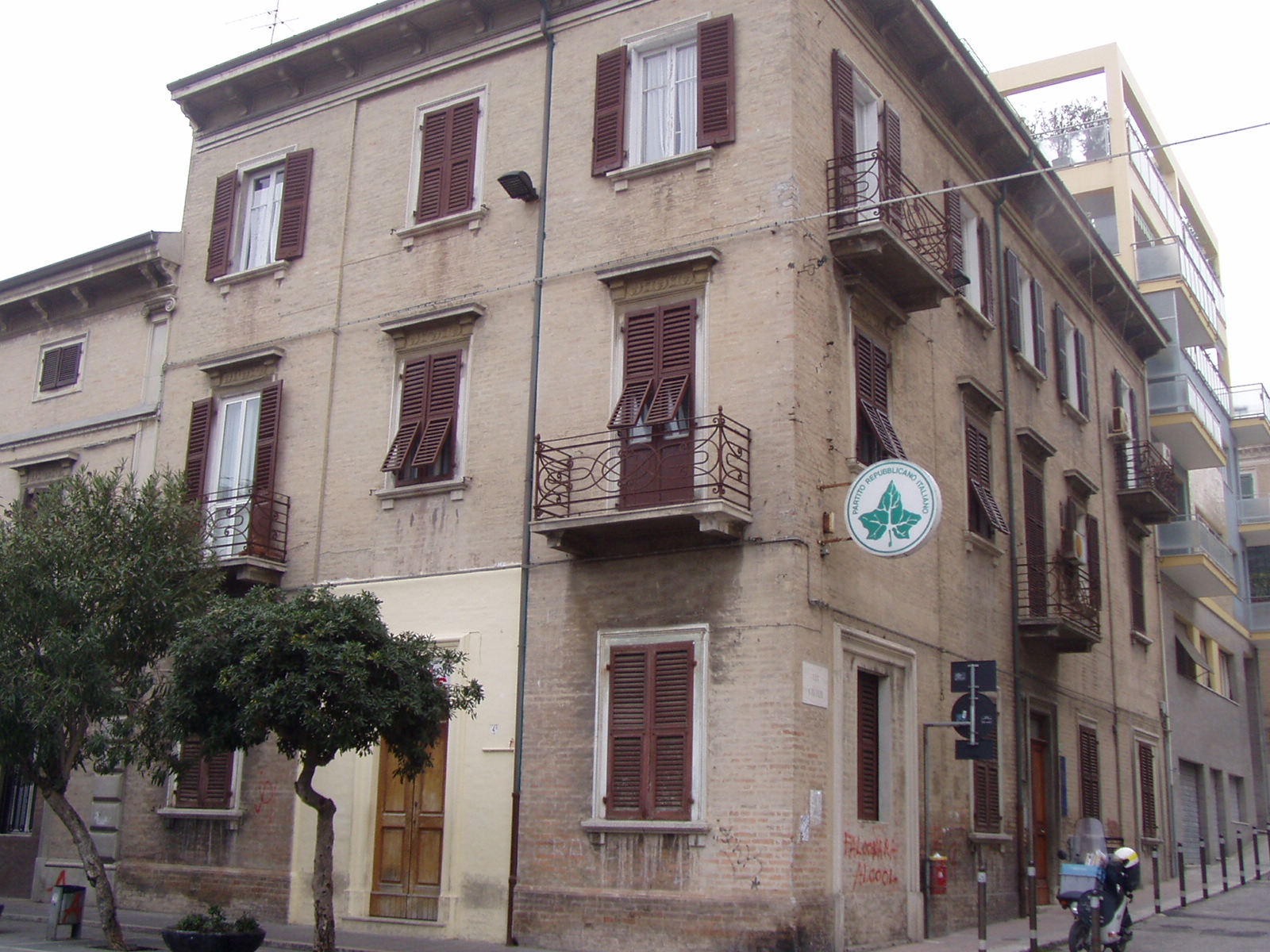 Palazzo d`abitazioni (palazzo, di appartamenti) - Falconara Marittima (AN) 