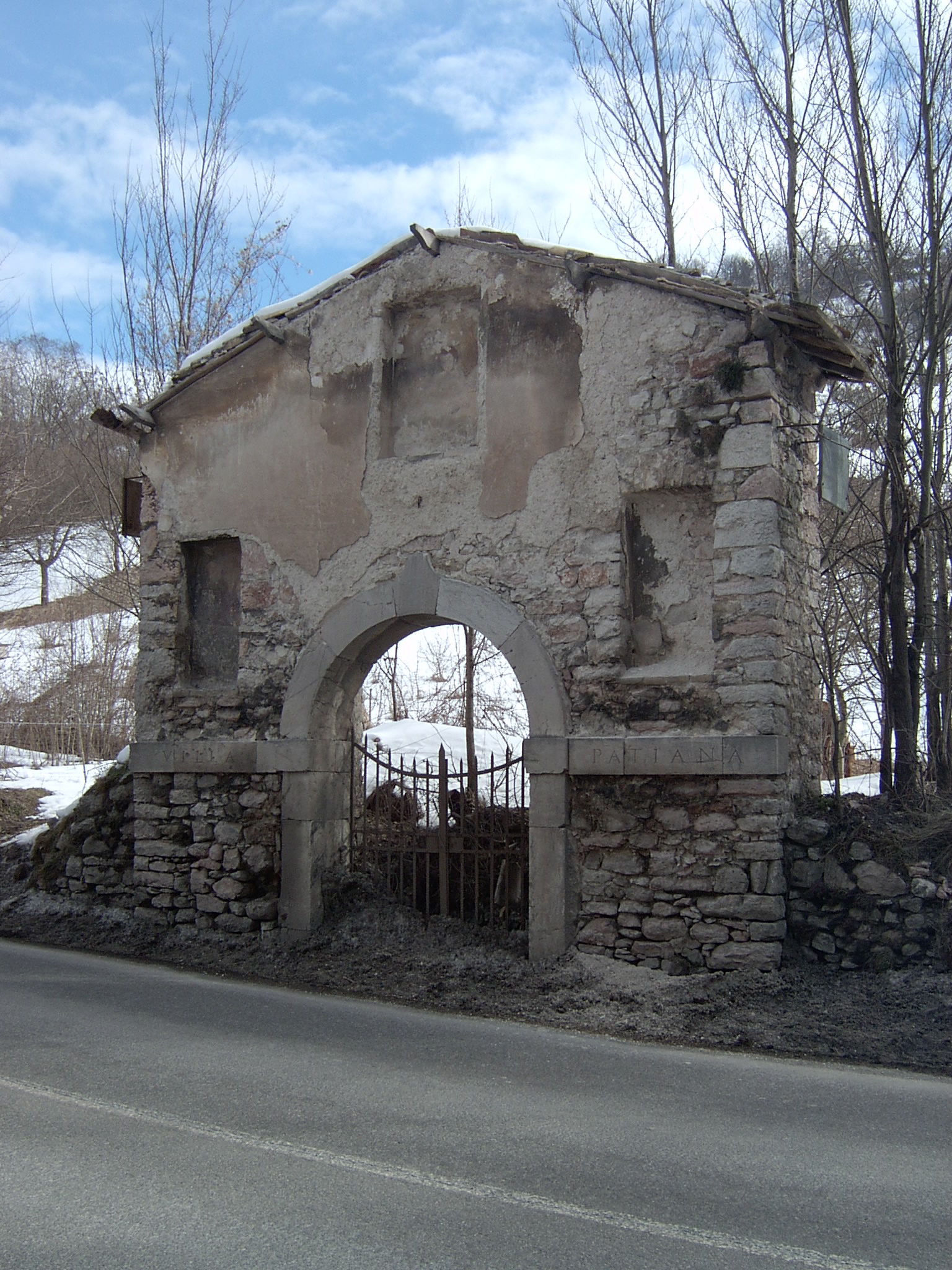 Arco di Villa Patiana (arco di ingresso) - Visso (MC) 
