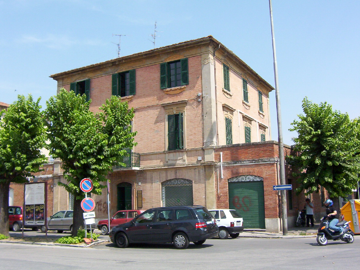 Casa in linea (casa in linea, con magazzino) - Jesi (AN) 