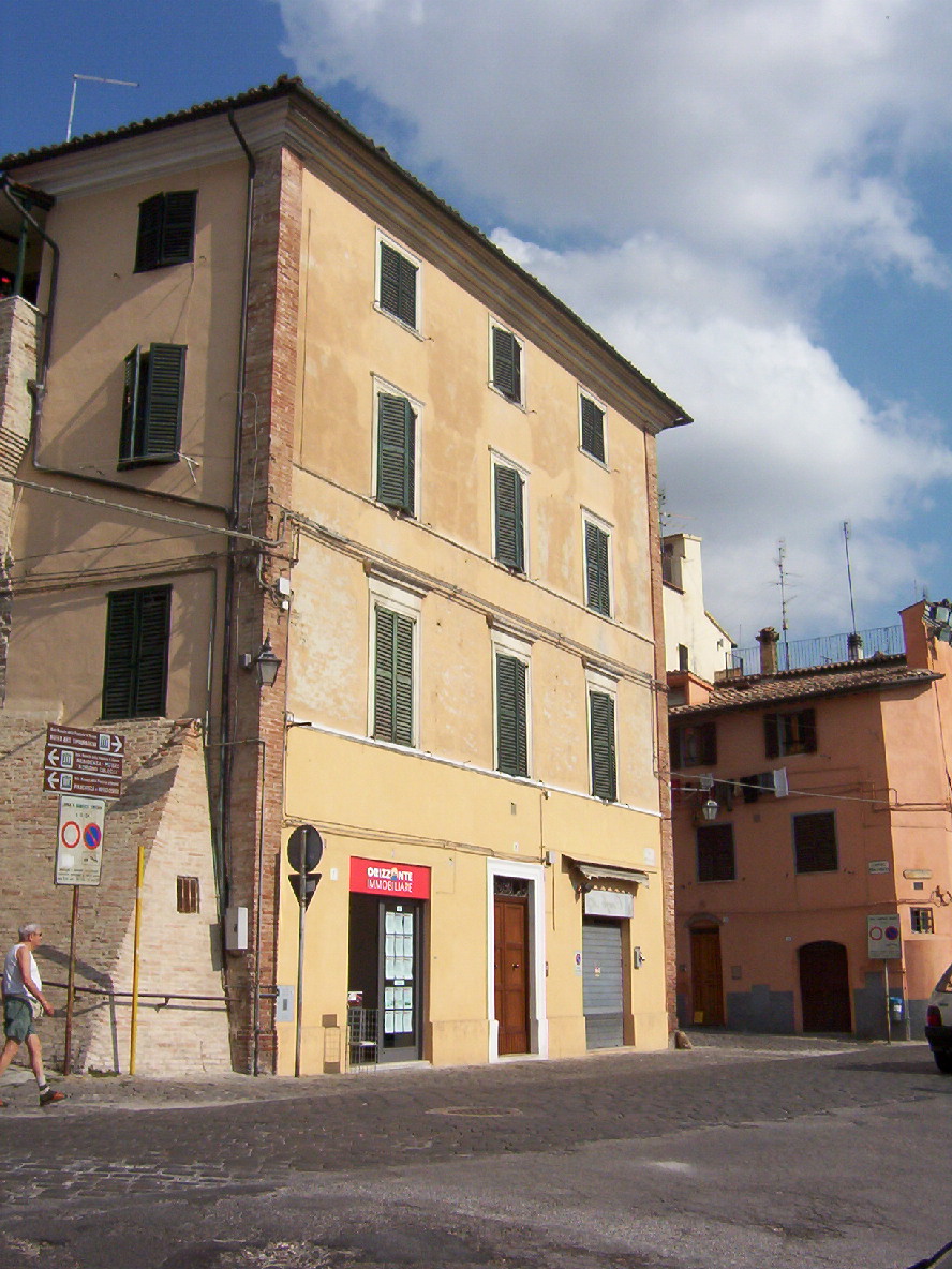 Casa in linea sulle mura (casa in linea) - Jesi (AN) 