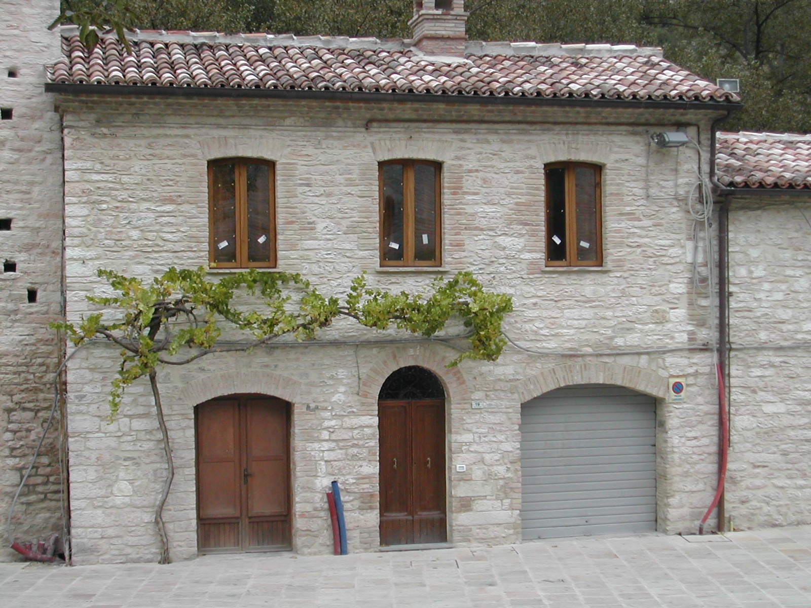 Casa sul fiume in Via S. Vittore, 19 (casa a schiera) - Genga (AN) 