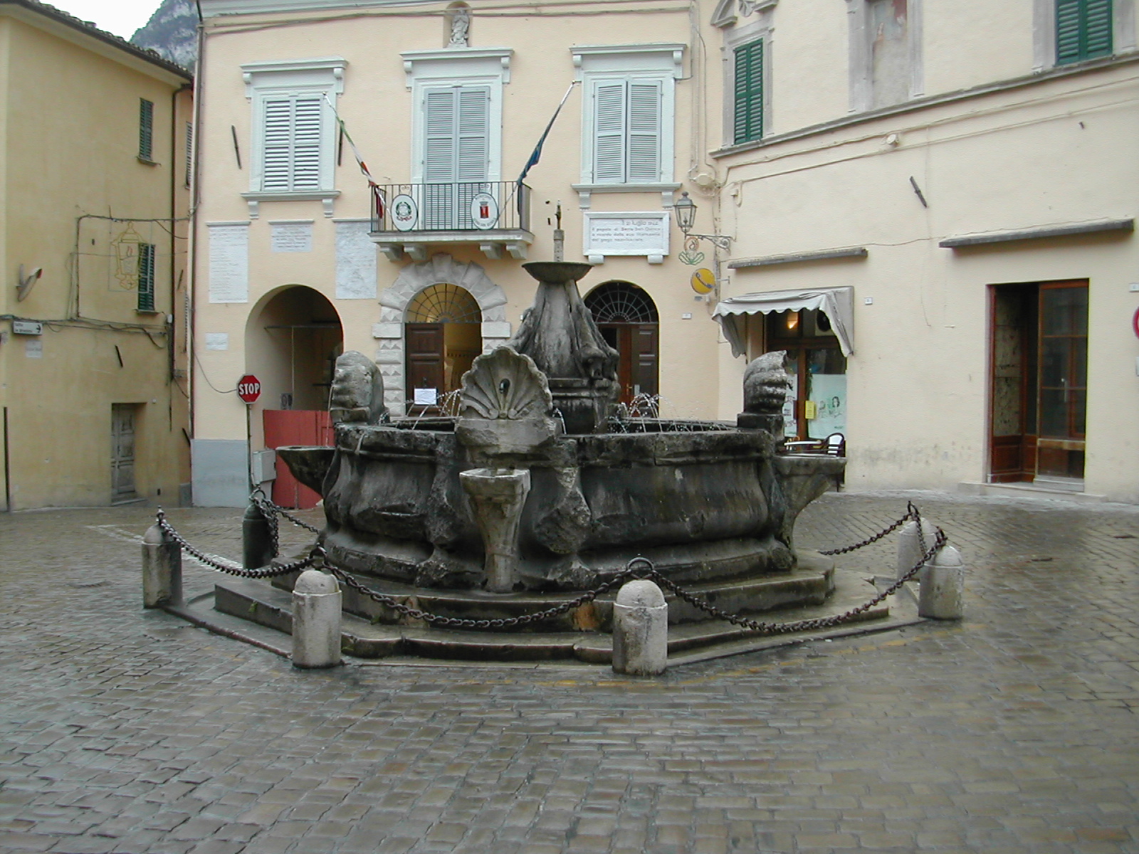 Fontana in P.zza della Libertà (fontana, pubblica) - Serra San Quirico (AN) 
