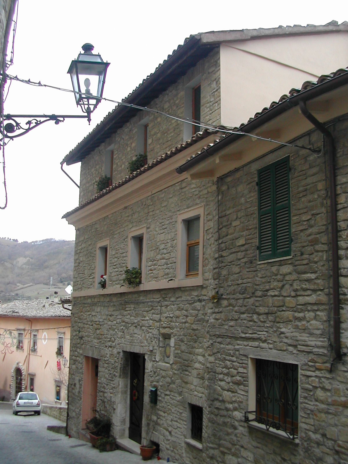 Casa con arco gotico (casa a schiera) - Serra San Quirico (AN) 