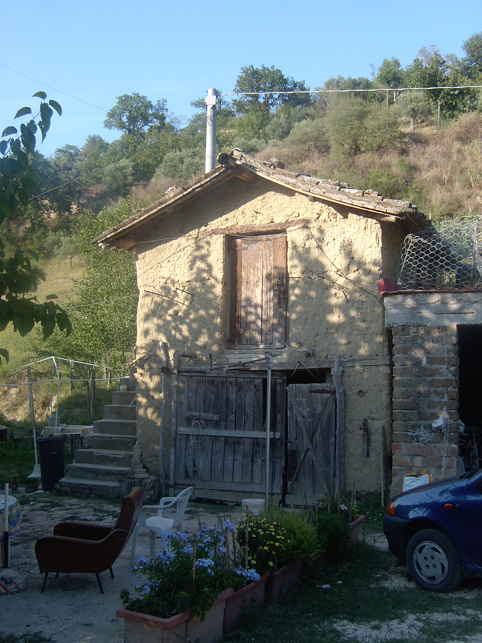 Casa di terra (casa colonica di terra, con scala esterna) - Pollenza (MC) 