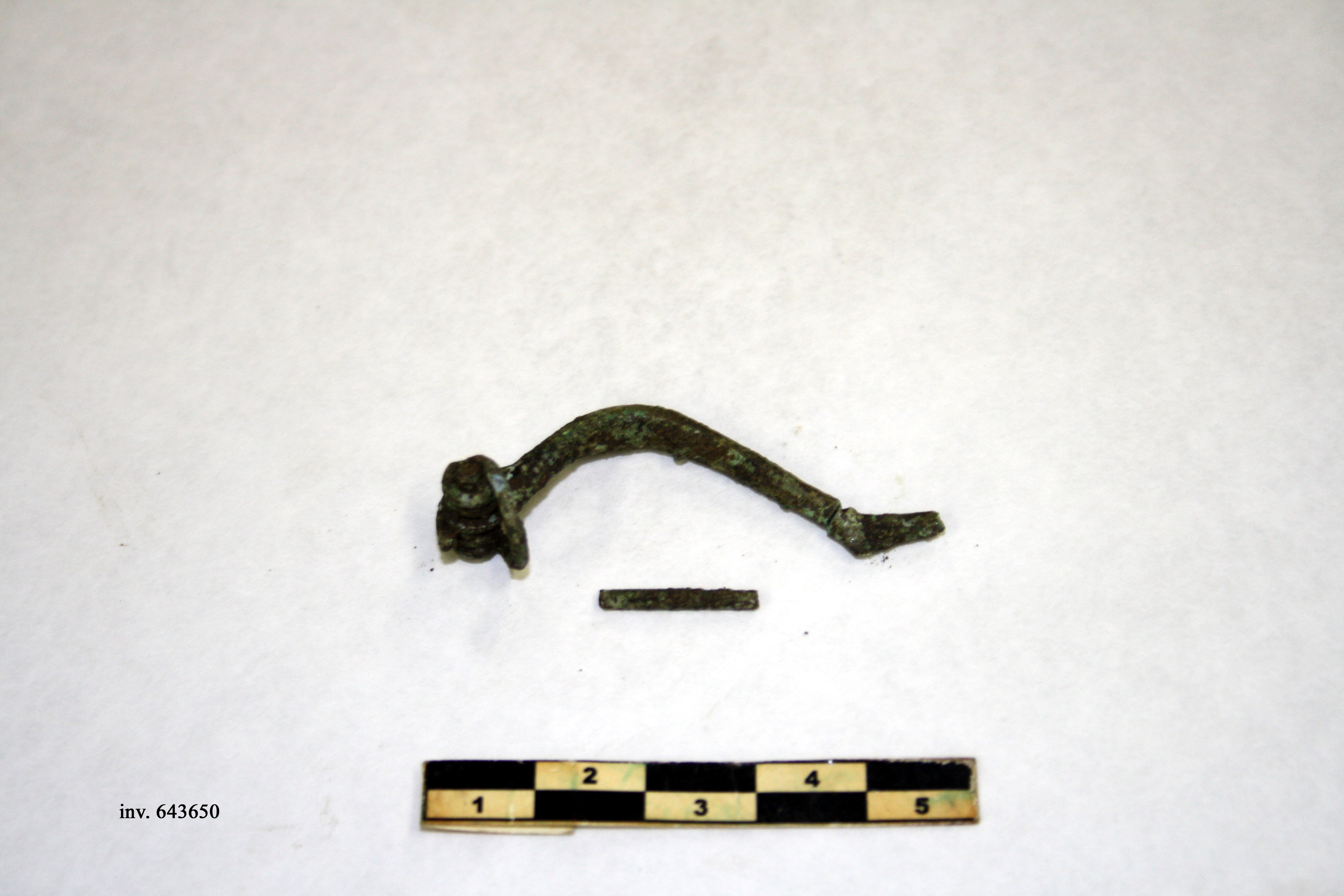 fibula, ad arco angolato (inizio/ meta' V-IV a.C)