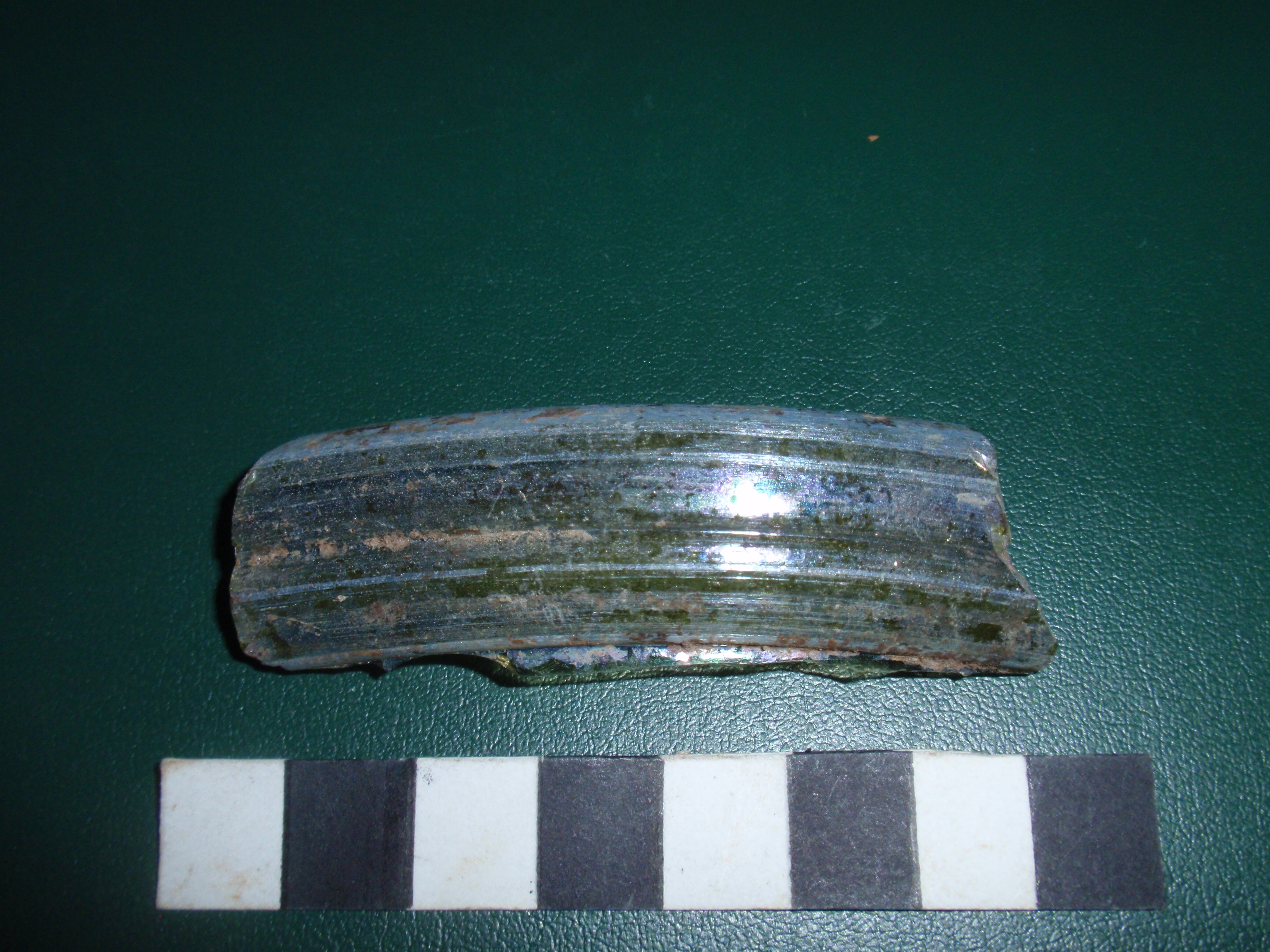 Frammento di coppa (orlo) in vetro di colore grigio-azzurro (coppa, in vetro) (Eta' romana imperiale)