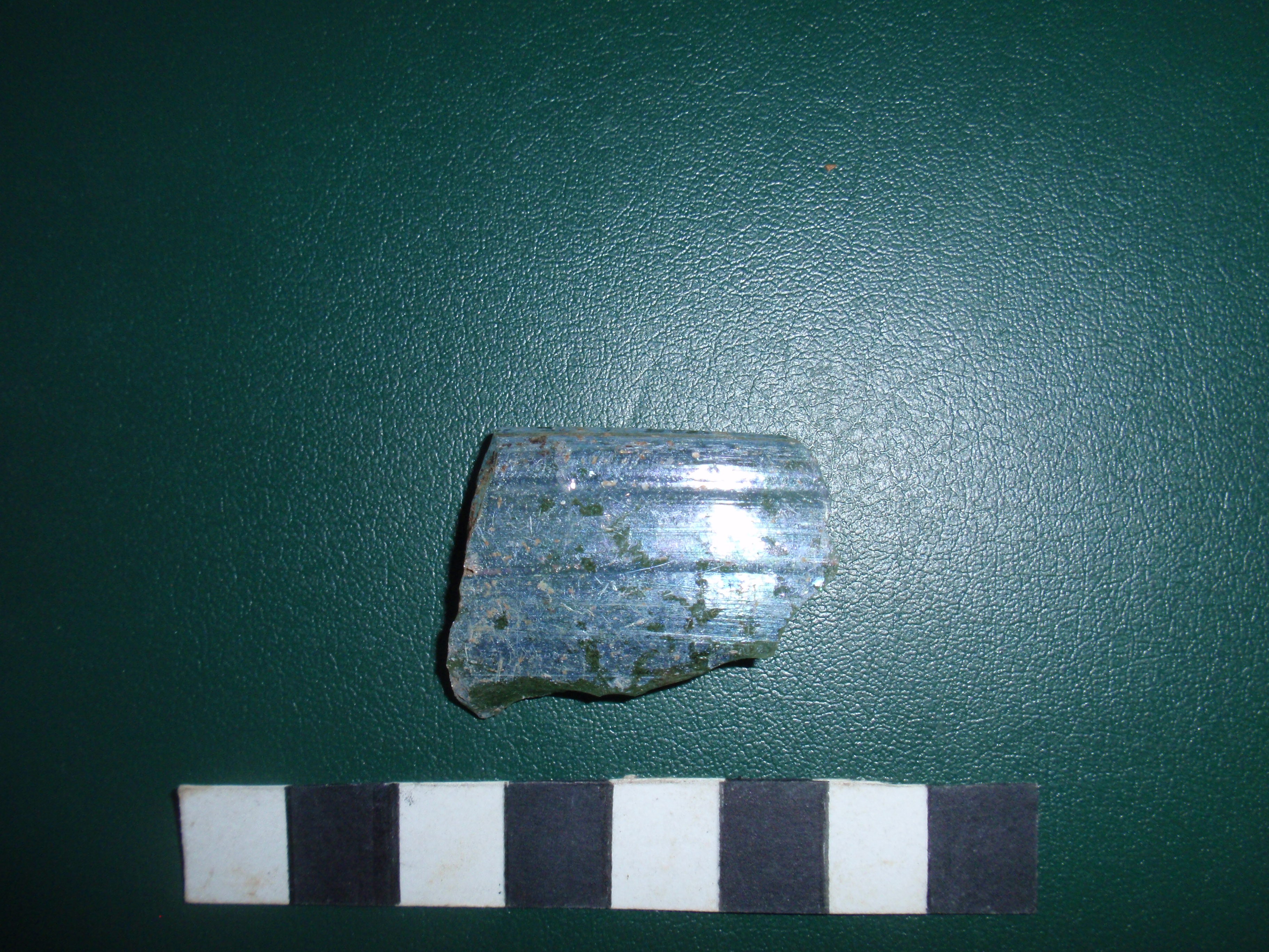 frammento di coppa in vetro (orlo), in colore verde-azzurro (coppa, in vetro) (Eta' romana imperiale)