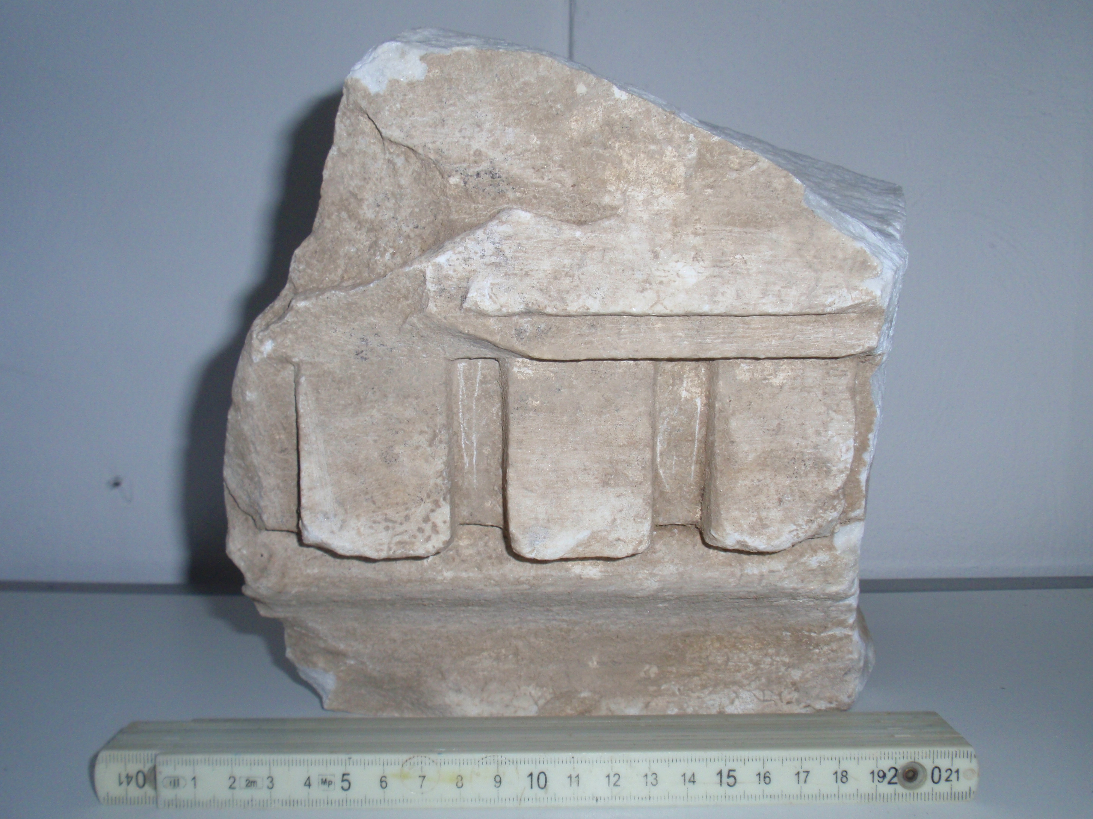 Elemento di trabeazione (cornice, sottocornice del cornicione con dentelli, frammento di sottocornice a dentelli) (Eta' di Augusto)