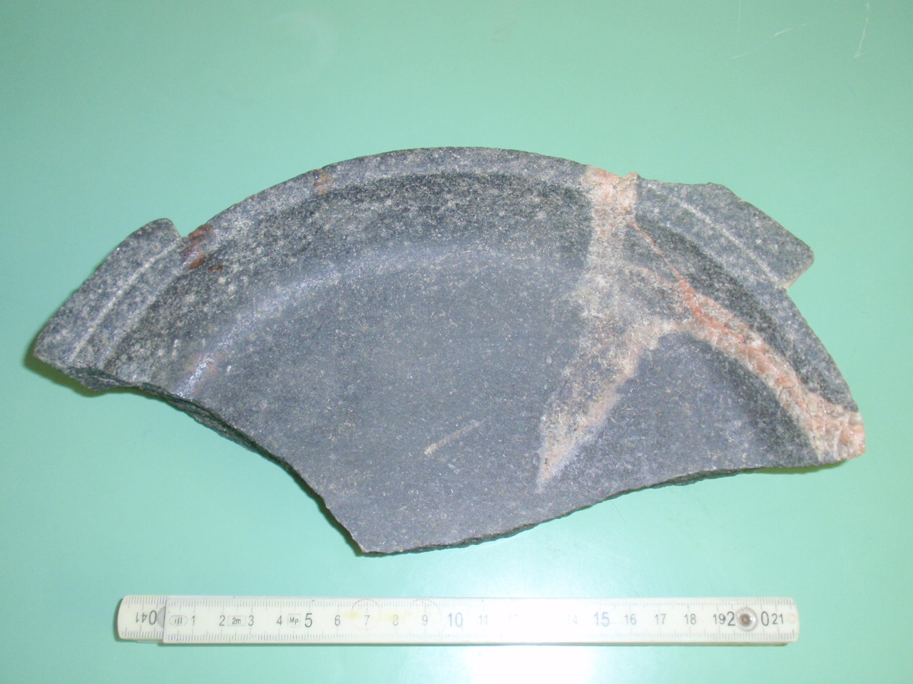 Frammento di martarium (mortaio, a bacile con manici a sezione rettangolare, in trachite, mortarium in trachite) (Eta' romana imperiale)