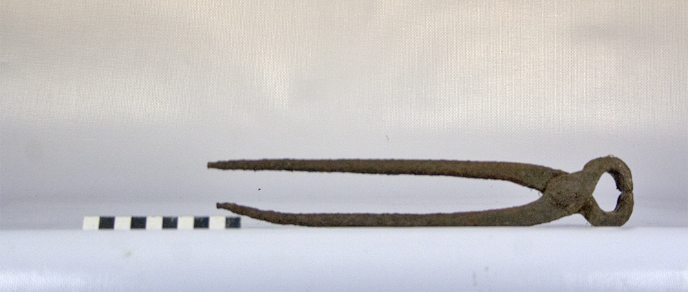 Pinza da sferratura, Pinza utilizzata per togliere i chiodi dal ferro di cavallo, Strumento utilizzato durante la ferratura - Bottega del fabbro (sec. XX prima metà)