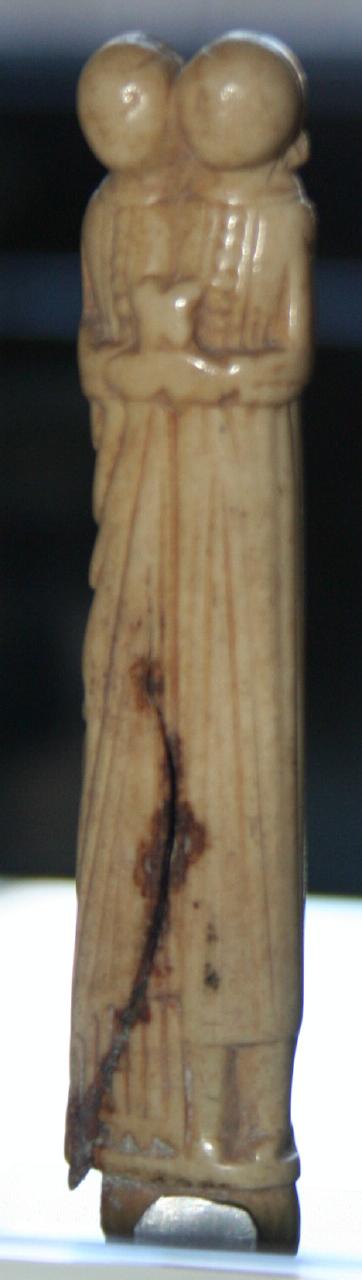 Coppia di amanti abbracciati (impugnatura di coltellino) - ambito francese (sec. XV)