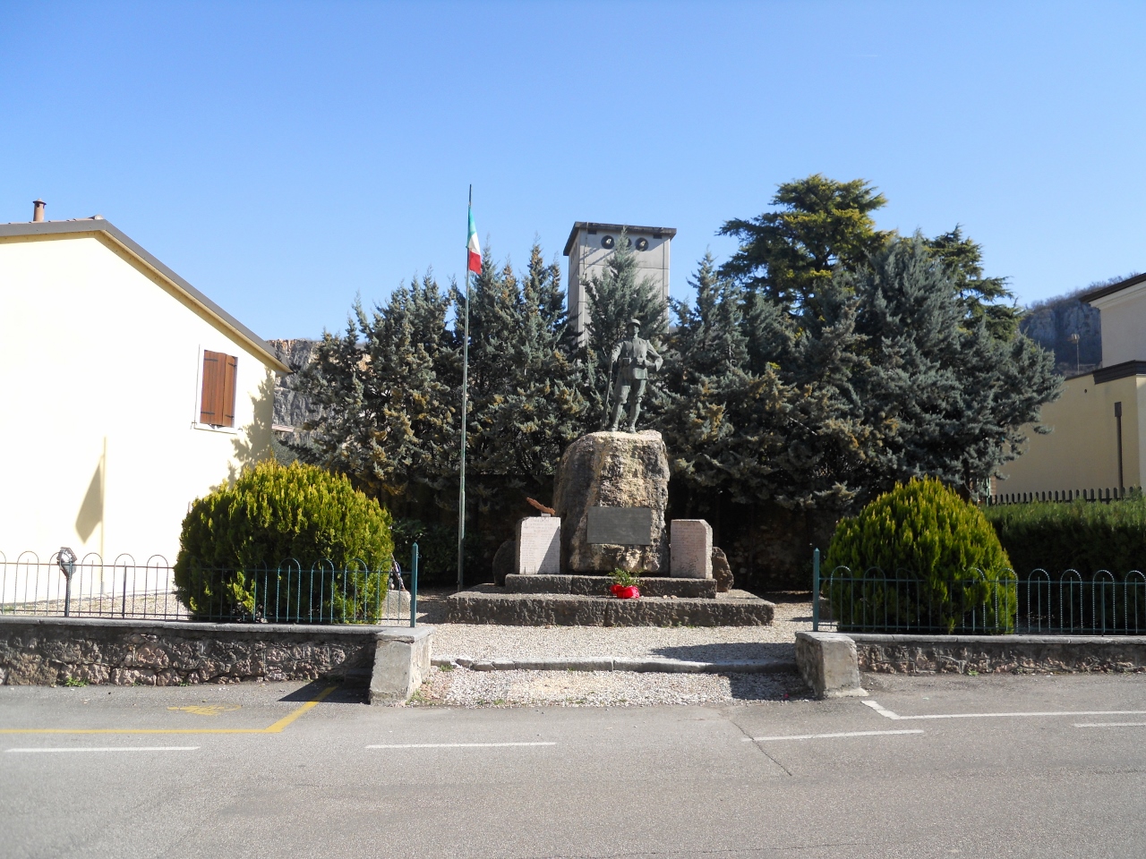 figura di soldato: fante (monumento ai caduti - a cippo) di Veneziani Rino (sec. XX)