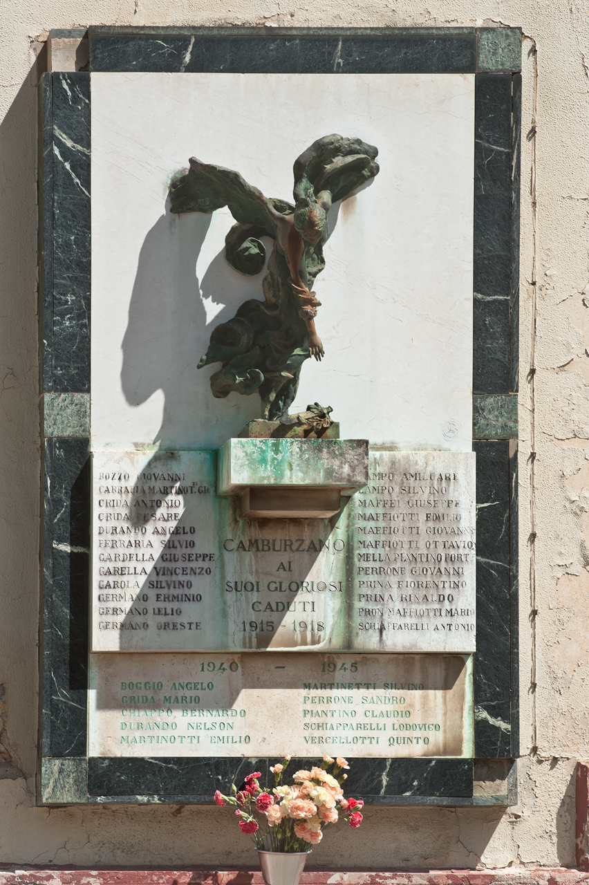 allegoria della Vittoria (lapide commemorativa ai caduti) di Bistolfi Leonardo (primo quarto sec. XX)