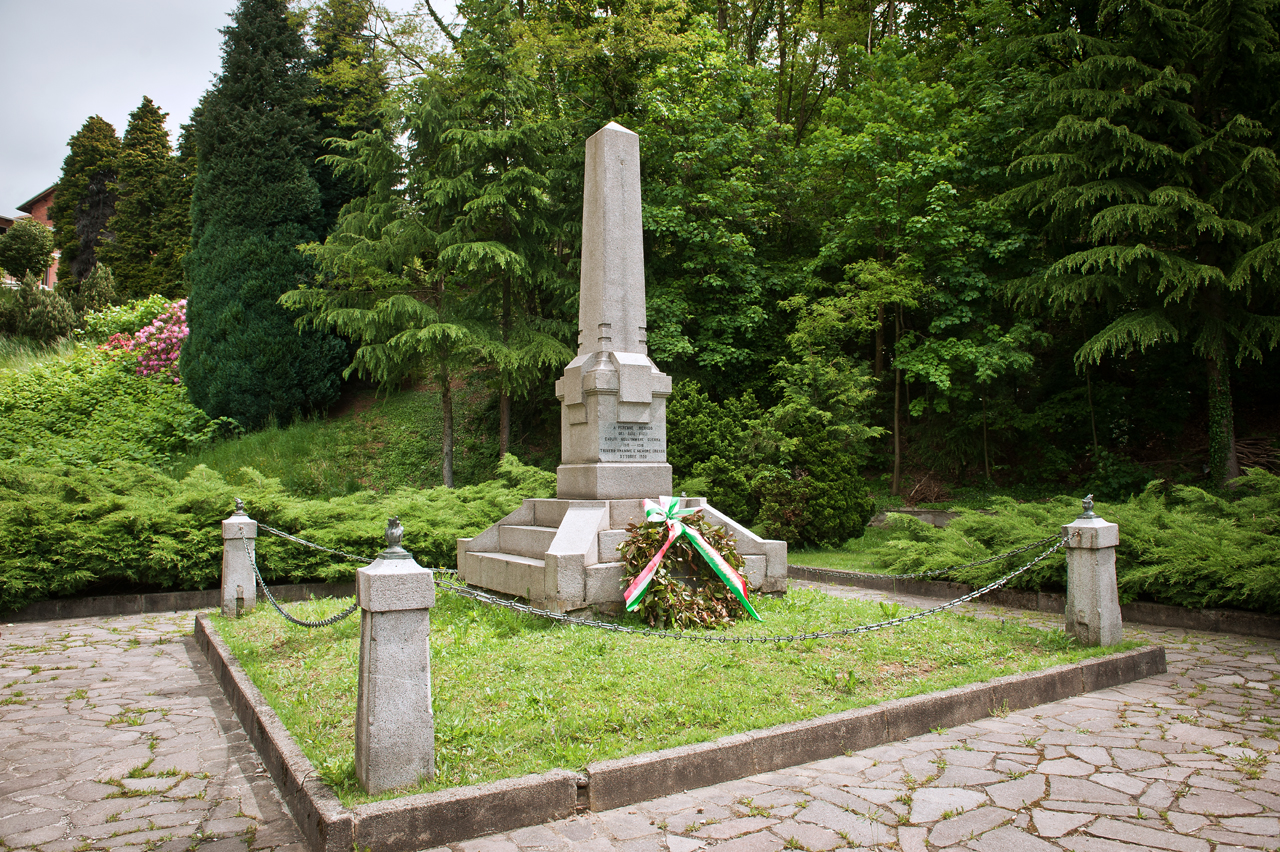 soggetto assente (monumento ai caduti - ad obelisco) - ambito piemontese (primo quarto sec. XX)