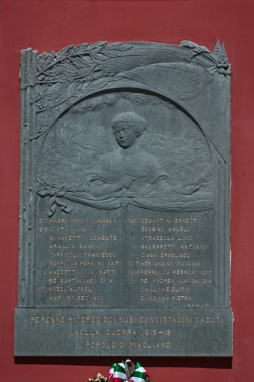 allegoria della Patria (lapide commemorativa ai caduti) di Bottinelli Giuseppe (primo quarto sec. XX)