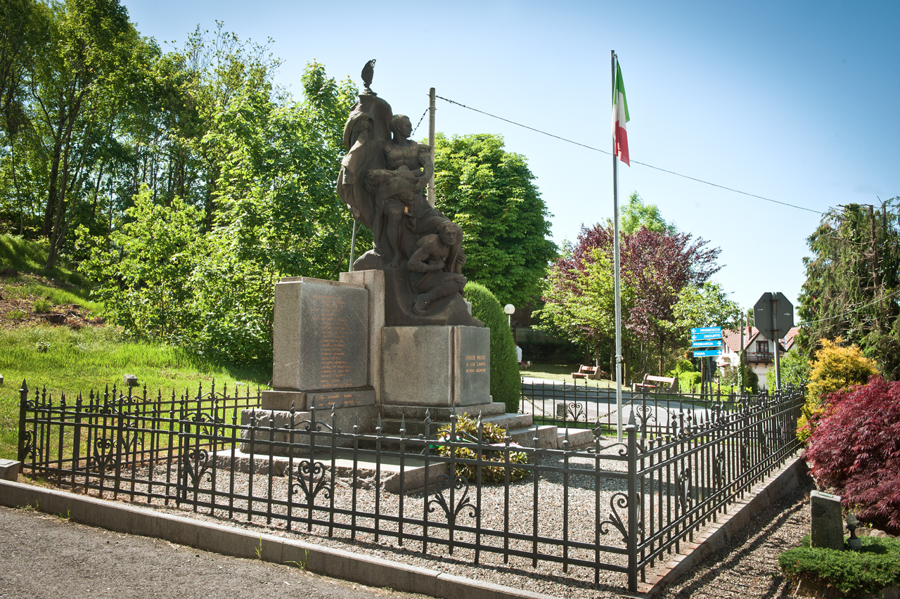 allegoria del sacrificio del soldato per la Patria (monumento ai caduti - a cippo) di Buzzi Reschini Giacomo (secondo quarto, metà sec. XX, sec. XX)