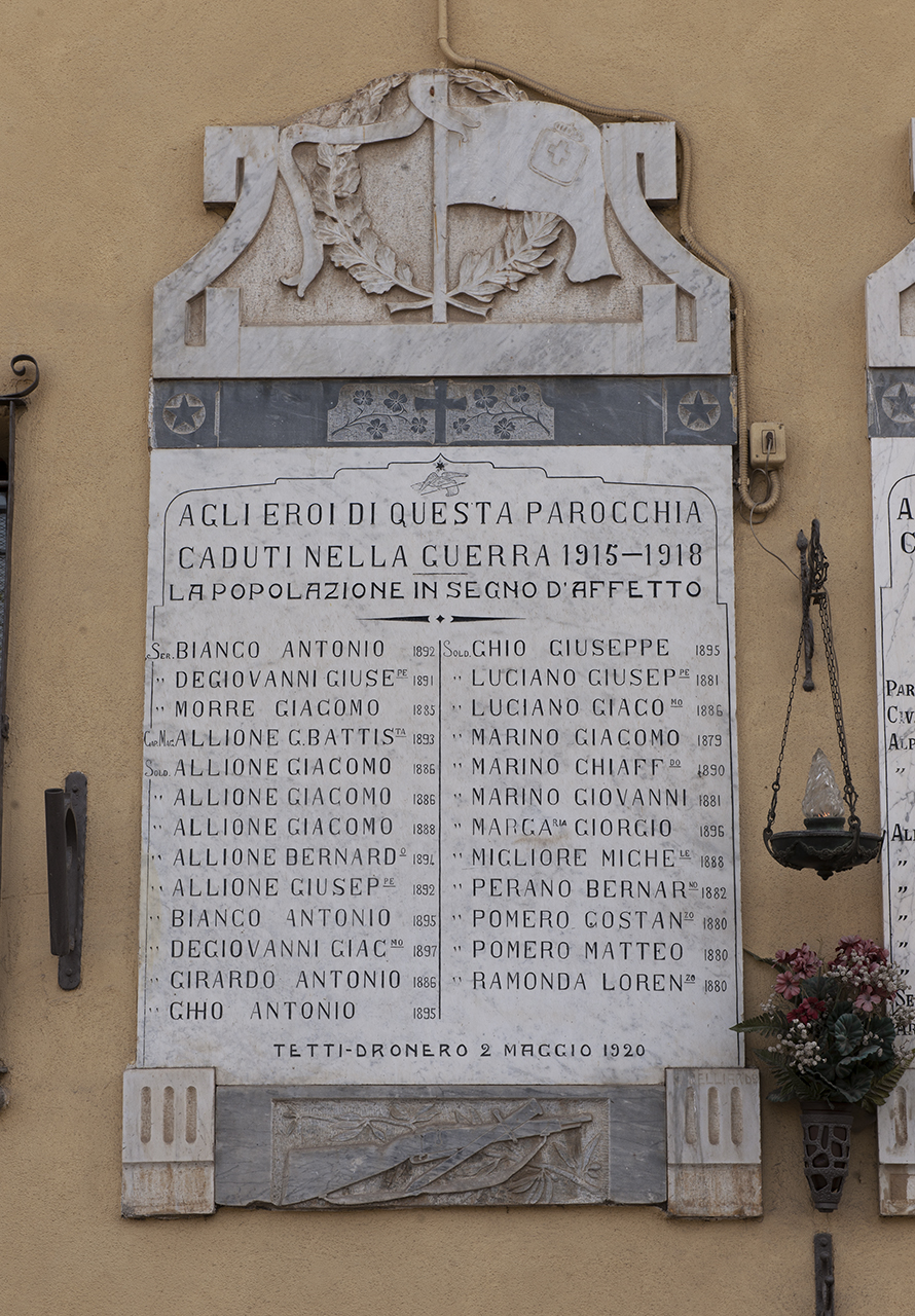 bandiera entro ghirlanda, fucile con ramo di alloro (lapide commemorativa ai caduti) di Belliardo Ditta (primo quarto sec. XX)