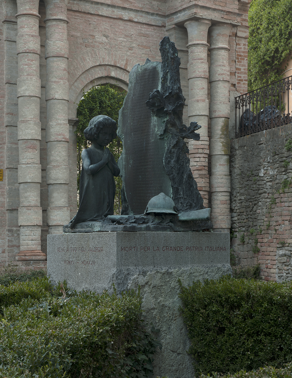 bambina in preghiera (monumento ai caduti - a cippo) di Canonica Pietro (primo quarto sec. XX)