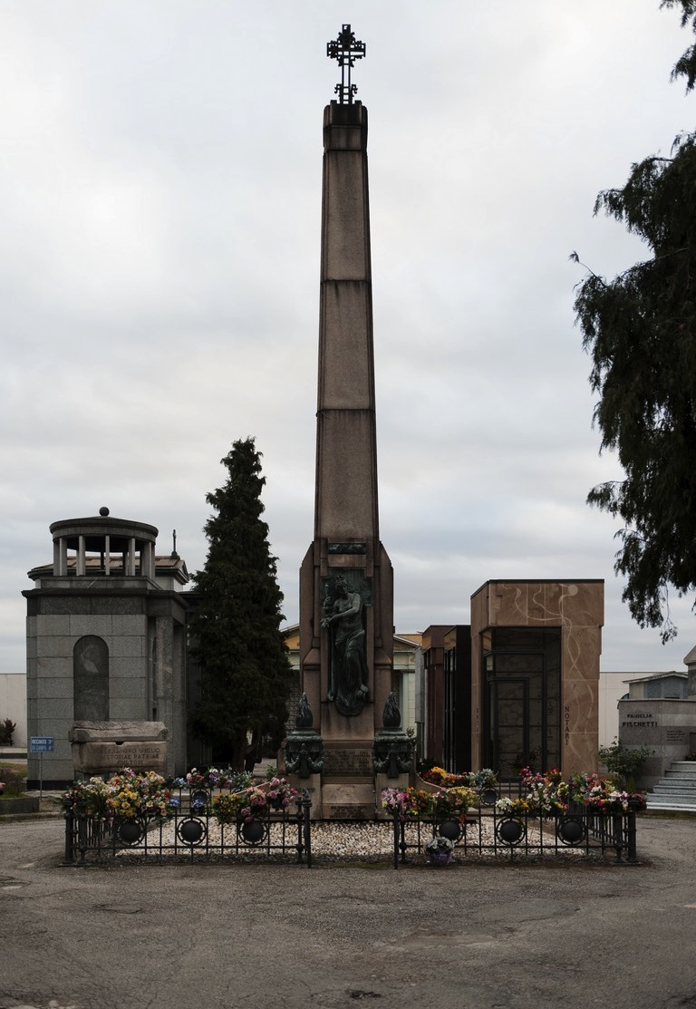 allegoria della Gloria, braciere ardente (monumento ai caduti - ad obelisco) di Cantoni Carlo (primo quarto sec. XX)