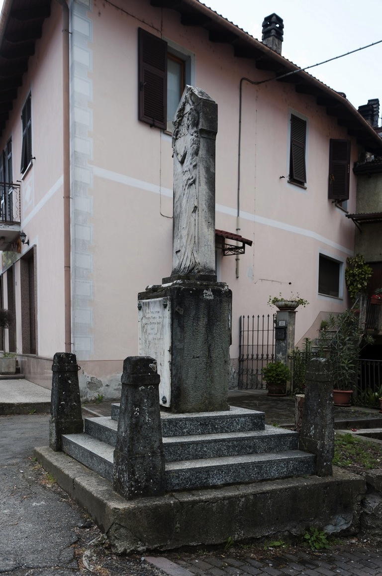 allegoria della Vittoria come donna vestita all'antica (monumento ai caduti - a stele) - ambito piemontese (primo quarto sec. XX)