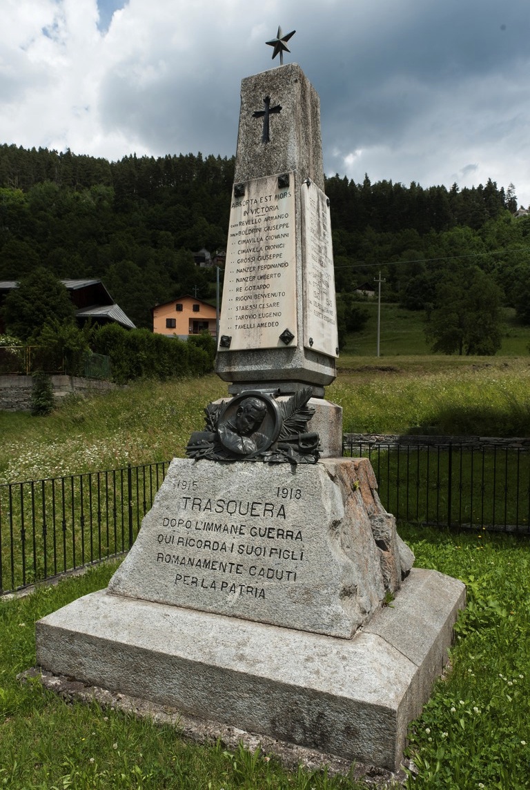 tropaion in relazione alle armi e figura di soldato (monumento ai caduti - ad obelisco) di Lusardi Antonio (primo quarto, metà sec. XX, sec. XX)
