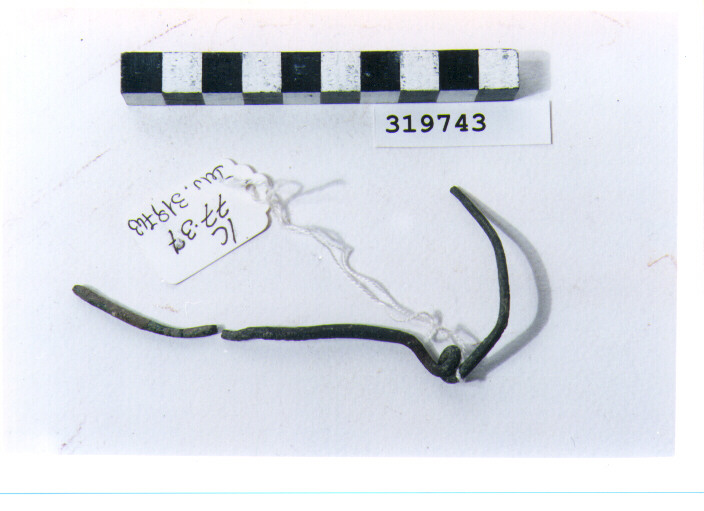 fibula ad arco serpeggiante - produzione magnogreca (sec. VII a.C)