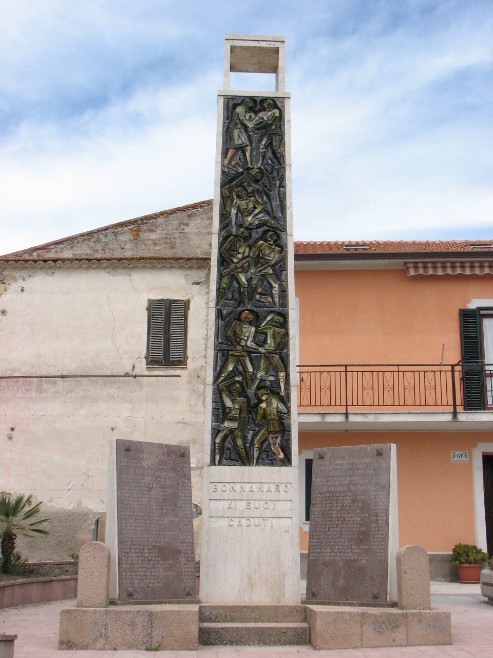 episodi di battaglia e del lavoro (monumento ai caduti - a stele) di Tilocca Gavino (sec. XX)