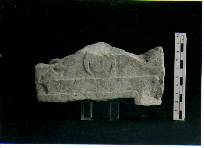 STELE VOTIVA/ FRAMMENTO - CIVILTA' PUNICA (SEC. III A.C)